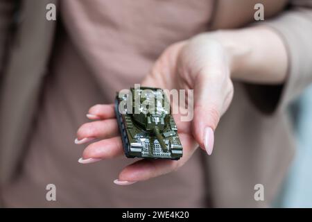 Modell mit grünem Tank in der Hand Stockfoto