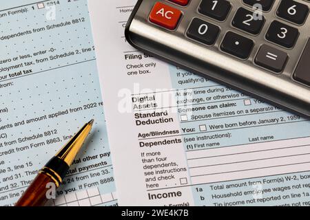 Digitale Vermögensfragen auf Bundeseinkommensteuererklärung 1040. Kryptowährungs-, NFT- und Sicherheitstoken-Steuerkonzept Stockfoto