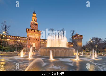 Castello Sforzesco und Brunnen in Mailand, Italien in der Dämmerung. Stockfoto