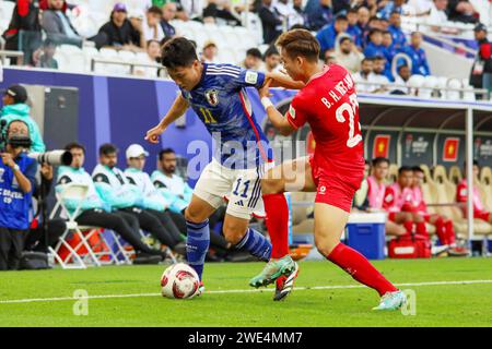 Doha, Katar. Januar 2024. Mao Hosoya aus Japan und Bui Hoang Viet Anh aus Vietnam während des AFC Asian Cup Qatar 2023, Gruppe D Fußballspiel zwischen Japan und Vietnam am 14. Januar 2024 im Al Thumama Stadium in Doha, Katar - Foto Najeeb Almahboobi/TheMiddleFrame/DPPI Credit: DPPI Media/Alamy Live News Stockfoto