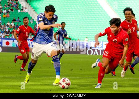 Doha, Katar. Januar 2024. Yukinari Sugawara (Japan) und Phan Tuan Tai (Vietnam) während des AFC Asian Cup Qatar 2023, Gruppenspiel D zwischen Japan und Vietnam am 14. Januar 2024 im Al Thumama Stadium in Doha, Katar – Foto Najeeb Almahboobi/TheMiddleFrame/DPPI Credit: DPPI Media/Alamy Live News Stockfoto