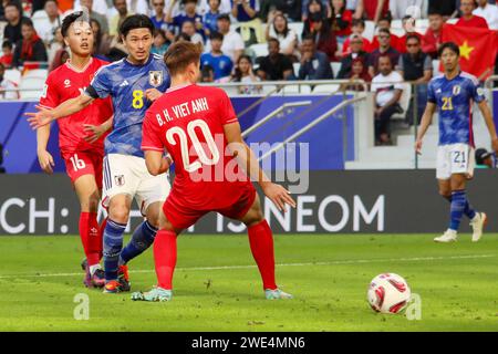 Doha, Katar. Januar 2024. Takumi Minamino aus Japan und thailändischer Sohn Nguyen (16), Bui Hoang Viet Anh (20) aus Vietnam während des AFC Asian Cup Qatar 2023, Gruppe D Fußballspiel zwischen Japan und Vietnam am 14. Januar 2024 im Al Thumama Stadium in Doha, Katar - Foto Najeeb Almahboobi/TheMiddleFrame/DPPI Credit: DPPI Media/Alamy Live News Stockfoto