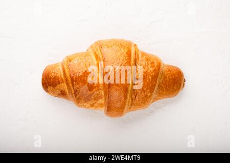 Nahaufnahme eines frisch gebackenen Croissants auf weißem Hintergrund. Lebensmittelfotografie Stockfoto