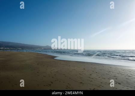 Sandstrand von Maspalomas mit Blick auf die Stadt Playa del Inglés auf der Kanarischen Insel Gran Canaria, Spanien, Europa. Stockfoto