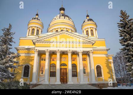 RYBINSK, RUSSLAND - 01. JANUAR 2024: Die Kathedrale der Verklärung. Rybinsk, Region Jaroslawl, Russland Stockfoto