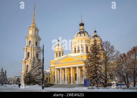 RYBINSK, RUSSLAND - 01. JANUAR 2024: Die alte Kathedrale der Verklärung mit einem Glockenturm. Rybinsk, Region Jaroslawl, Russland Stockfoto