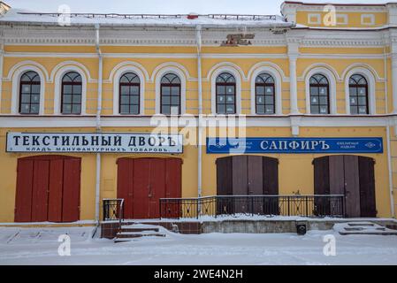 RYBINSK, RUSSLAND - 01. JANUAR 2024: Alte Gebäude mit Schildern im antiken Stil. Rybinsk, Region Jaroslawl, Russland Stockfoto