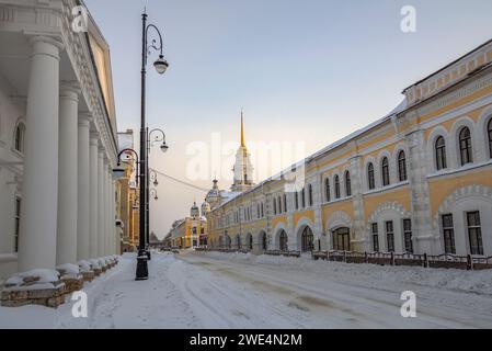 RYBINSK, RUSSLAND - 01. JANUAR 2024: Winterabend auf dem Wolgadamm. Rybinsk, Region Jaroslawl, Russland Stockfoto