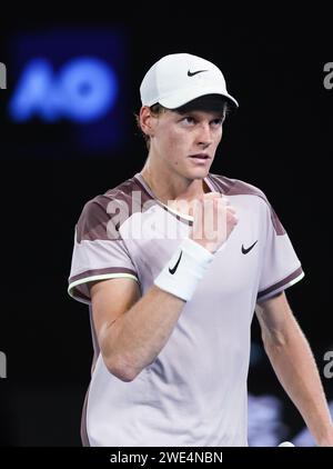 Melbourne, Australien. Januar 2024. Jannik Sinner feiert im Viertelfinale der Männer zwischen Andrey Rublev aus Russland und Jannik Sinner aus Italien beim Australian Open Tennis Turnier in Melbourne, Australien, am 23. Januar 2024. Quelle: Ma Ping/Xinhua/Alamy Live News Stockfoto