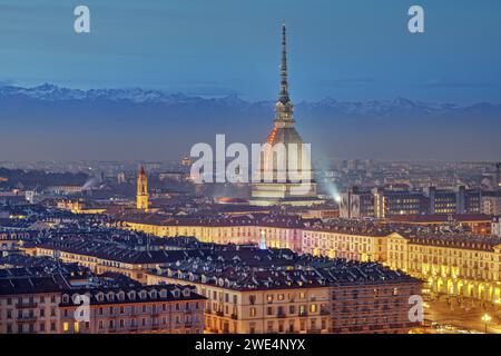 Turin, Piemont, Italien Skyline mit der Mole Antonelliana bei Nacht. Stockfoto