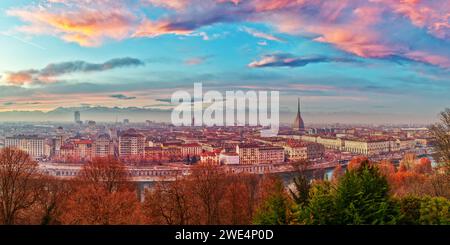 Turin, Piemont, Italien Skyline mit der Mole Antoneliana in der Abenddämmerung. Stockfoto