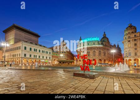 GENUA, ITALIEN - 30. DEZEMBER 2021: Piazza De Ferrari am Brunnen am Morgen. Stockfoto