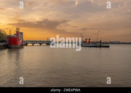 PS Waverley ist am städtischen Pier-Ponton an der Themse bei Gravesend Kent gefesselt Stockfoto