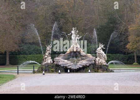 Taplow, Großbritannien. 31. Oktober 2023. Es war ein nebeliger Tag beim National Trust in Cliveden in Taplow, Buckinghamshire. Die Leute waren draußen und genossen die Herbstfarben und die wunderschöne Anlage. Kredit: Maureen McLean/Alamy Stockfoto