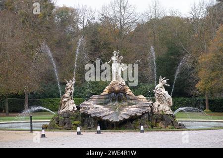 Taplow, Großbritannien. 31. Oktober 2023. Es war ein nebeliger Tag beim National Trust in Cliveden in Taplow, Buckinghamshire. Die Leute waren draußen und genossen die Herbstfarben und die wunderschöne Anlage. Kredit: Maureen McLean/Alamy Stockfoto