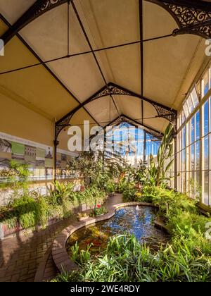 Teich im Conservatory of the Pavilion Gardens in Buxton. Derbyshire. UK Stockfoto