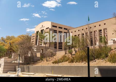 Windhoek, Namibia   4. Oktober 2023: Das markante Gebäude, in dem sich der Oberste Gerichtshof Namibias befindet, in der Hauptstadt Windhoek. Erbaut zwischen 1994 und 1996 Stockfoto