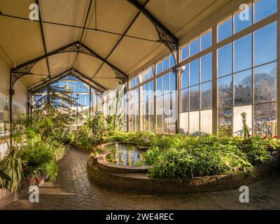 Teich im Conservatory of the Pavilion Gardens in Buxton. Derbyshire. UK Stockfoto