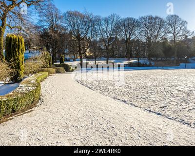 Pavilion Gardens im Schnee an einem sonnigen Wintertag. Buxton, Derbyshire. Stockfoto