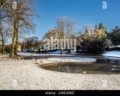 Der See im Pavillon, im Schnee. Buxton, Derbyshire, Großbritannien Stockfoto