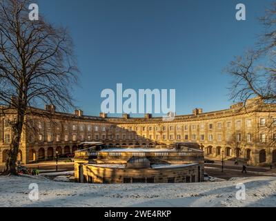 Der Halbmond im Schnee, mit dem Dach des Pumpenraums im Vordergrund, von den Hängen aus gesehen. Buxton. Derbyshire. UK Stockfoto