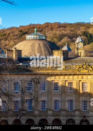 Der Crescent mit dem Devonshire Dome und dem Peak District in der Ferne. Buxton. Derbyshire. UK Stockfoto