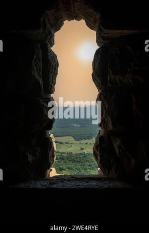 Blick auf das Hudson Valley in New Paltz, New York von einem Fenster im Skytop Tower. Stockfoto