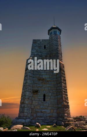 Sonnenuntergang über dem Skytop Lookout Tower, auf der Spitze des Mohonk Mountain in New Paltz, New York. Stockfoto