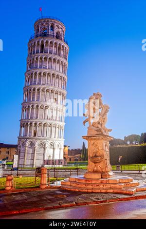 PISA, ITALIEN - 17. DEZEMBER 2021: Der schiefe Turm von Pisa auf dem Platz der Wunder in der Dämmerung. Stockfoto