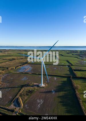 Kommerzielle Windkraftanlage in Südwales mit dem Fluss Severn im Hintergrund. Stockfoto