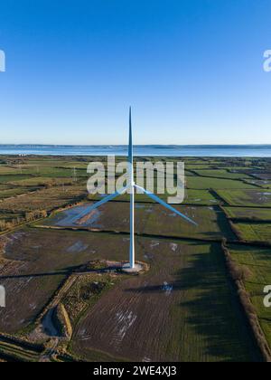 Kommerzielle Windkraftanlage in Südwales mit dem Fluss Severn im Hintergrund. Stockfoto