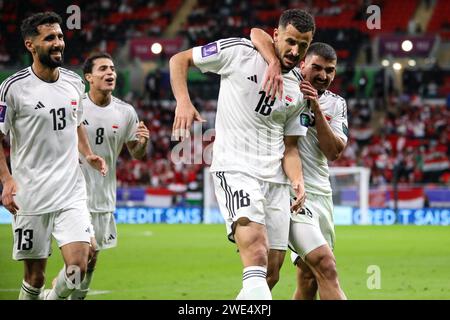 Al Rayyyan, Katar. Januar 2024. Aymen Hussein aus Irak feiert sein Tor 1-3 mit Bashar Resan während des AFC Asian Cup Qatar 2023, Gruppe D Fußballspiel zwischen Indonesien und Irak am 15. Januar 2024 im Ahmed bin Ali Stadium in Al Rayyyan, Katar - Foto Najeeb Almahboobi/TheMiddleFrame/DPPI Credit: DPPI Media/Alamy Live News Stockfoto