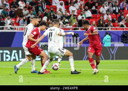 Al Rayyyan, Katar. Januar 2024. Rafael Struick (11), Yance Sayuri (2) aus Indonesien und Saad Natiq aus Irak während des AFC Asian Cup Qatar 2023, Gruppe D Fußballspiel zwischen Indonesien und Irak am 15. Januar 2024 im Ahmed bin Ali Stadium in Al Rayyyan, Katar - Foto Najeeb Almahboobi/TheMiddleFrame/DPPI Credit: DPPI Media/Alamy Live News Stockfoto