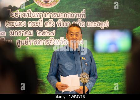 Ranong. Januar 2024. Thailands Premierministerin Srettha Thavisin spricht vor den Medien, nachdem sie am 23. Januar 2024 eine Kabinettssitzung in der südlichen Provinz Ranong geleitet hatte. Die thailändische Regierung wird weiterhin ausländische Investoren und öffentliche Unterstützung für ein Landbrückenprojekt suchen, das den Pazifik und den Indischen Ozean verbindet, sagte ein Regierungssprecher am Dienstag. Quelle: Lin Hao/Xinhua/Alamy Live News Stockfoto