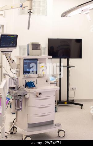 Moskau, Region Moskau, Russland - 03.09.2023:Anästhesie-Workstation mit Überwachungsgeräten in klinischer Umgebung Stockfoto