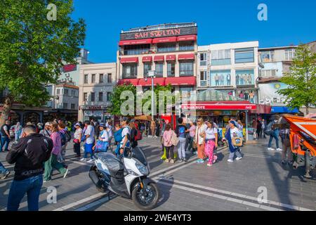 Historische Geschäftsgebäude am Beyazit Plaza im Viertel Fatih in der Nähe des Großen Basars in Istanbul, Türkei. Das historische Istanbul gehört zum UNESCO-Weltkulturerbe S Stockfoto