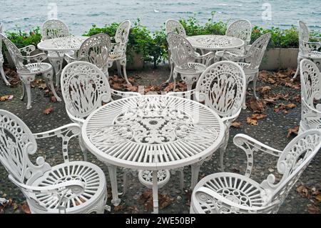 Ende der Saison leere weiße Metalltische und Stühle in einem Open-Air-Bar-Restaurant am Comer See, Italien Stockfoto