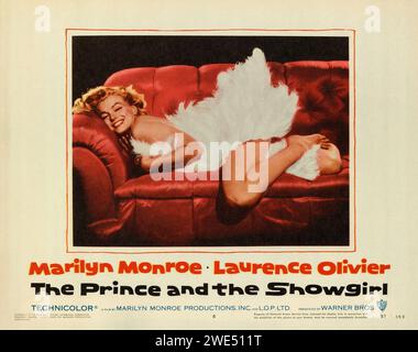 Marilyn Monroe - der Prinz und das Showgirl (Warner Bros., 1957) Lobbykarte - Marilyn auf einem Sofa, in weiß gekleidet. Stockfoto
