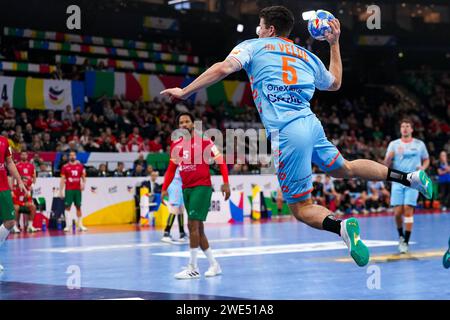 Hamburg, Deutschland. Januar 2024. HAMBURG, DEUTSCHLAND - 23. JANUAR: Rutger ten Velde der Niederlande während des EHF Euro 2024 Hauptspiels zwischen den Niederlanden und Portugal in der Barclays Arena am 23. Januar 2024 in Hamburg. (Foto von Henk Seppen/Orange Pictures) Credit: Orange Pics BV/Alamy Live News Stockfoto