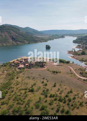 Blick aus der Vogelperspektive auf den Lac du Salagou - Salagou-See, in der Nähe von Celles, Clermont l'Hérault. Hérault, Frankreich Stockfoto