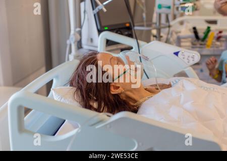 Moskau, Region Moskau, Russland - 03.09.2023:Ausbildung realistische medizinische Schaufensterpuppe einer Frau, die auf einem Krankenhausbett liegt Stockfoto