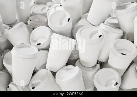 Ein Haufen von Einweg-Kaffeetassen aus weißem Papier mit weißem Deckel. Abfallmenge aufgrund von Einwegbehältern. Stockfoto