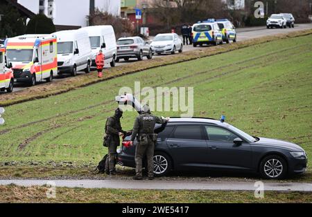 Unterkirnach, Deutschland. Januar 2024. Polizisten bereiten sich auf eine Operation in einem Wohngebiet vor. Da die Räumung zu eskalieren drohte, setzt die Polizei derzeit ein großes Kontingent in Unterkirnach (Bezirk Schwarzwald-Baar) ein. Laut einer Aussage widersetzte sich ein Mann der Räumung am Dienstagmorgen und drohte, sein Haus niederbrennen zu lassen. Die Polizei sperrte das Haus ab und evakuierte umliegende Gebäude. Quelle: Bernd Weißbrod/dpa/Alamy Live News Stockfoto