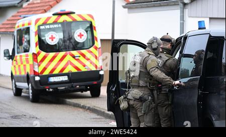 Unterkirnach, Deutschland. Januar 2024. Polizisten bereiten sich auf eine Operation in einem Wohngebiet vor. Da die Räumung zu eskalieren drohte, setzt die Polizei derzeit ein großes Kontingent in Unterkirnach (Bezirk Schwarzwald-Baar) ein. Laut einer Aussage widersetzte sich ein Mann der Räumung am Dienstagmorgen und drohte, sein Haus niederbrennen zu lassen. Die Polizei sperrte das Haus ab und evakuierte umliegende Gebäude. Quelle: Bernd Weißbrod/dpa/Alamy Live News Stockfoto