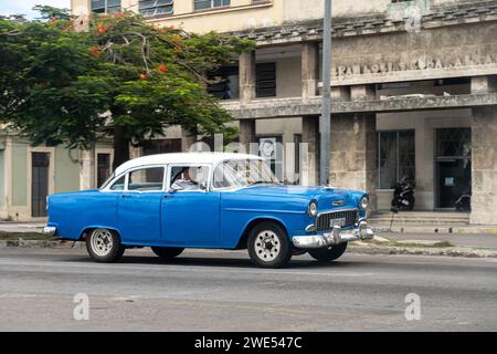 HAVANNA, KUBA - 27. AUGUST 2023: Blauer amerikanischer Chevrolet Bel Air Oldtimer in Havanna, Kuba, mit leichtem Bewegungsunschärfeeffekt Stockfoto