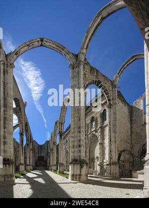 Ruinen der gotischen Kirche des Carmo-Klosters, auch bekannt als unsere Lieben Frau vom Berg Karmel. Das überdachlose Schiff und die Bögen sind Zeugnis des Erdbebens von 1755 Stockfoto