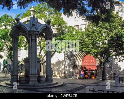 Platz Largo do Carmo mit dem Brunnen Chafariz do Carmo und dem Eingang zu den Ruinen der gotischen Kirche des Convento do Carmo Klosters, auch bekannt als unser Stockfoto