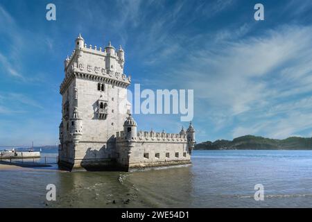 Torre de Belem und Blick auf den Fluss Tejo oder Tajo in Lissabon, Portugal. Als UNESCO-Weltkulturerbe gilt sie als die beste Exa Stockfoto