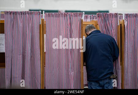 Windham, Usa. Januar 2024. Am 23. Januar 2024 wählen die Menschen in der New Hampshire Primary an einer Wahlstelle an der Windham High School in Windham, New Hampshire. Der Republikaner Haley hofft, den ehemaligen US-Präsidenten Donald J. Trump bei den Umfragen in New Hampshire zu besiegen, während der Demokrat Dean Phillips hofft, an Dynamik gegen Präsident Joe Biden gewinnen zu können . Foto: Amanda Sabga/UPI Credit: UPI/Alamy Live News Stockfoto