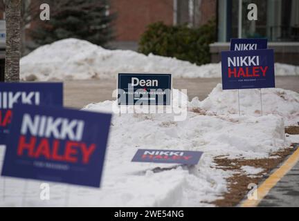 Windham, Usa. Januar 2024. Wahlkampfschilder für Kandidaten werden während der New Hampshire Primary am 23. Januar 2024 an einer Wahlstelle an der Windham High School in Windham, New Hampshire, ausgestellt. Der Republikaner Haley hofft, den ehemaligen US-Präsidenten Donald J. Trump bei den Umfragen in New Hampshire zu besiegen, während der Demokrat Dean Phillips hofft, an Dynamik gegen Präsident Joe Biden gewinnen zu können . Foto: Amanda Sabga/UPI Credit: UPI/Alamy Live News Stockfoto